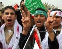 فلسطينيّون يتظاهرون ضدّ العدوان على غزّة، في رفح أمس (سعيد خطيب ـ أ ف ب)