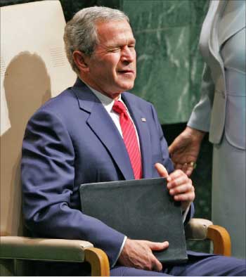 بوش بعد إلقاء كلمته في نيويورك أمس  (أ ب)