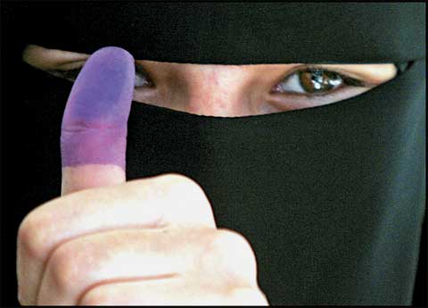 يمنية ترفع إبهامها بعد الإدلاء بصوتها في الانتخابات أمس  (رويترز)