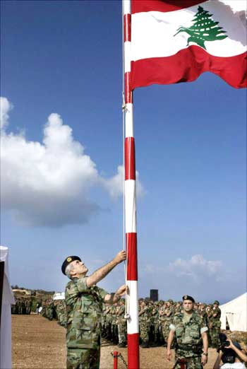 العماد ميشال سليمان يرفع العلم اللبناني في اللبّونة أمس (كامل جابر)