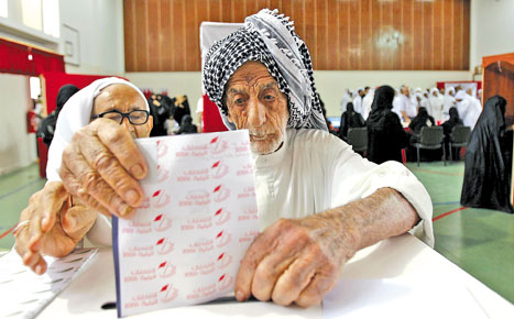 عجوز بحرينيّ يدلي بصوته في المنامة (رويترز)