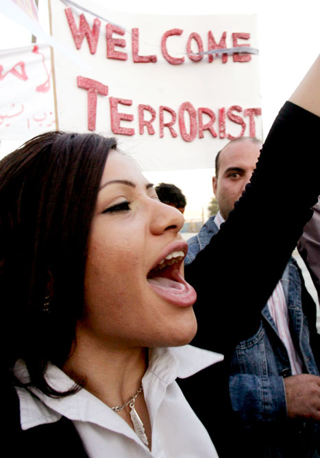 مئات الأردنيين شاركوا أمس في اعتصامات وتظاهرات غاضبة في عمّان احتجاجاً على زيارة الرئيس الأميركي جورج بوش للمملكة  (أ ب)