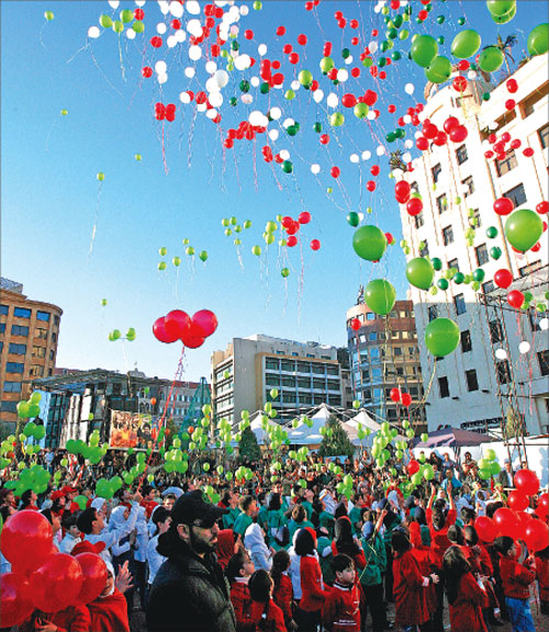 المعتصمون في الوسط التجاري بدأوا احتفالات الميلاد. مئات البالونات زيّنت سماء بيروت أمس (مروان طحطح)