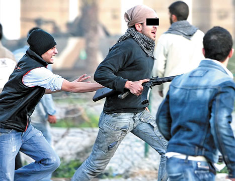 مسلّح في لباس «مموّه» ظهر أمس في منطقة المواجهات  (وائل اللادقي)