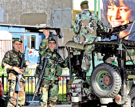 وحدات من الجيش خلال مهمة أمنية في بيروت أمس (مروان طحطح)