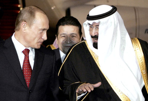 العاهل السعودي الملك عبد الله بن عبد العزيز والرئيس الروسي فلاديمير بوتين في مطار الرياض أمس (رويترز)