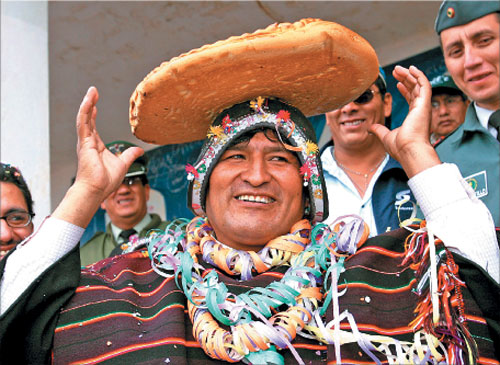 الرئيس البوليفي إيفو موراليس يضع رغيف خبز على رأسه خلال احتفال تقليديّ جنوبي مدينة لاباز (أ ب)