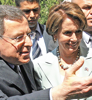 رئيسة مجلس النوّاب الأميركي نانسي بيلوسي والرئيس فؤاد السنيورة في السرايا الحكومية أمس (مروان طحطح)