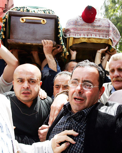 منير الغندور (إلى اليمين)، خلال تشييع ابنه الشهيد زياد والشهيد زياد قبلان في بيروت أمس (وائل اللادقي)
