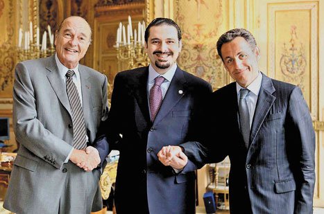 النائب سعد الحريري متوسّطاً الرئيسين جاك شيراك ونيكولا ساركوزي في قصر الإليزيه أمس (أ ف ب)