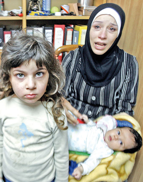 سميرة القاضي وطفلاها في مستشفى صفد بعد نزوحهم من مخيّم نهر البارد إلى مخيّم البدّاوي (جوزف برّاك - أ ف ب)