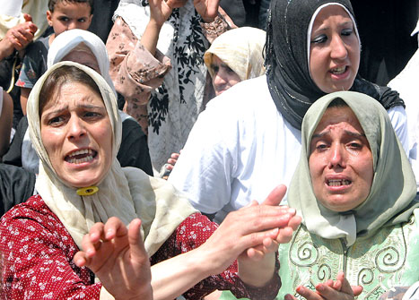 فلسطينيات خلال تظاهرة مخيّم البداوي أمس (أ ب)