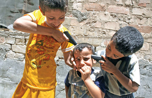 «لعبة الحرب» يمارسها أطفال عراقيون في بغداد أمس  (هادي ميزيان  ـ أ ب)