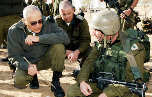 دان حالوتس، إلى اليسار، يتحدث إلى الجنود خلال زيارته لوحدة احتياط إسرائيلية أثناء عمليات تدريبية (أرشيف ــ