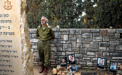 ضابط إسرائيلي يقف  جانب نصب تذكاري للجنود الإسرائيليين الذين قتلوا في حرب تموز (أرشيف - أ ب)