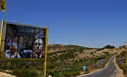 أولمرت، حالوتس، وبيرتس في لوحة إعلانية على مدخل عيتا الشعب (أرشيف - أ ف ب)