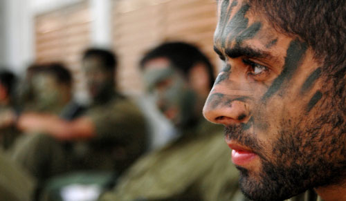 جنود إسرائيليّون يستعدّون للمعركة (أرشيف - رويترز)