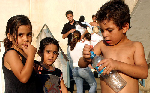 أطفال نازحون في إحدى مدارس بيروت (أرشيف ــ مروان طحطح)