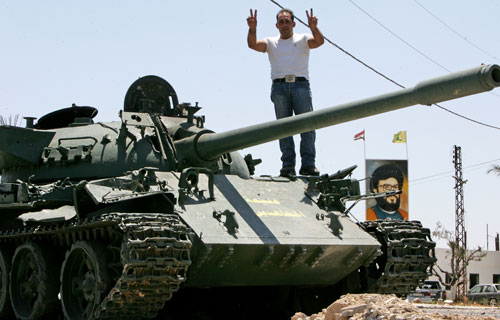 يقف على دبابة إسرائيلية في بنت جبيل (وائل اللادقي)