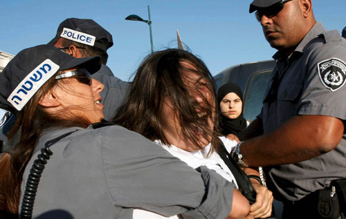 الشرطة الإسرائيلية تعترض متظاهرة عربيّة كانت فقدت أحد أقاربها خلال التحركات الداعمة للانتفاضة عام 2000 (أرشيف - أ ف ب)
