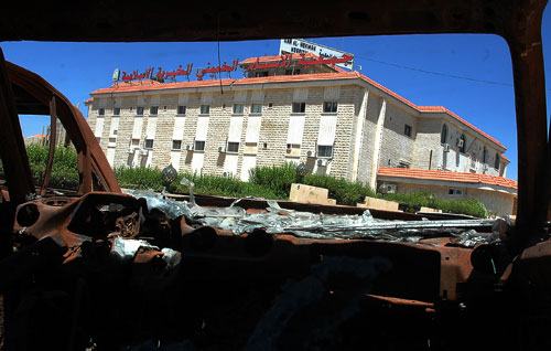 المستشفى كما تبدو من داخل سيارة أحرقها الإسرائيليون (مروان بو حيدر)