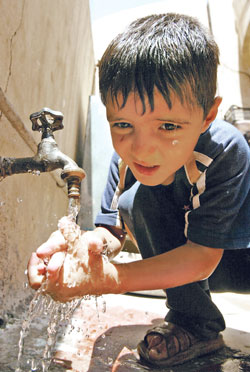أزمة الماء والغذاء والكهرباء تتفاقم في العراق (علي السعدي - أ ف ب)