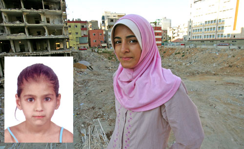 زينب في موقع المجزرة، وفي الإطار صورة شقيقتها الشهيدة سارة ننشرها بناء على طلبها (وائل اللادقي)