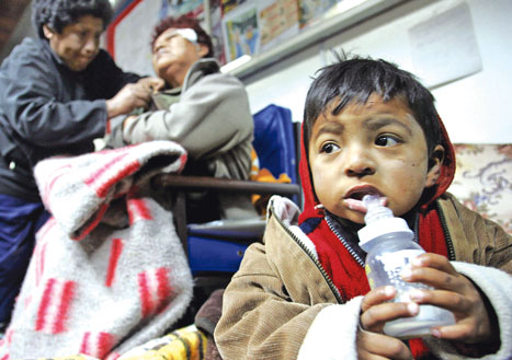 طفل مصاب داخل إحدى مستشفيات البيرو (إيتان أبراموفيتش - أ ف ب)
