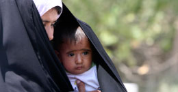 عراقيّة وطفلها في كربلاء أمس (ثائر السوداني - رويترز)