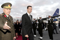 الأسد لدى وصوله إلى مطار إسينبوغا في أنقرة أمس  (رويترز)