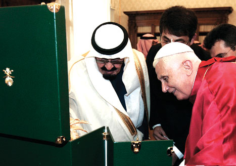 جمعت قمّة تاريخية، أمس، البابا بنديكتوس السادس عشر والملك السعودي عبد الله بن عبد العزيز، الذي أهداه سيفاً من الذهب والفضّة مرصّعاً بالجواهر الكريمة، وتمثالاً صغيراً من الذهب والفضّة عليه صورة نخلة ور