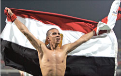 كابتن المنتخب المصري أحمد حسن رافعاً كأس النسخة الـ 26 من كأس الامم الافريقية (ريبيكا بلاكويل - أ ب)