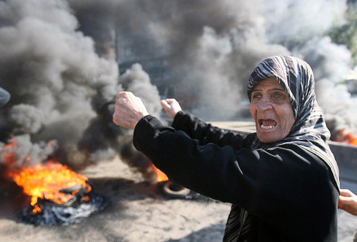 حرق إطارات قرب السفارة الكويتيّة أمس احتجاجاً على أزمة الرغيف (هيثم الموسوي)