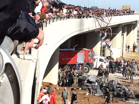 عند الساعة العاشرة صباحاً، دوّى انفجار في منطقة الحازميّة. استشهد النقيب وسام عيد. هرع اللبنانيّون إلى مكان الحادث. ومن فوق الجسر، تفرّجوا على موتهم الآتي. (مروان أبو حيدر)