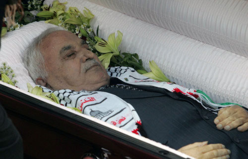 جثمان الدكتور جورج حبش مسجّىً في عمّان أمس (محمد أبو غوش ـ أ ب)