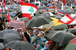 حشود تتحدّى المطر في ذكرى الرئيس الشهيد رفيق الحريري (مروان طحطح)
