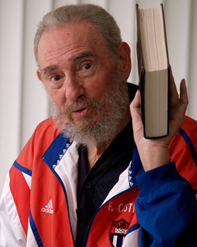 كاسترو يحمل كتاباً يطالعه خلال مرضه في هافانا أيلول الماضي (أ ف ب)