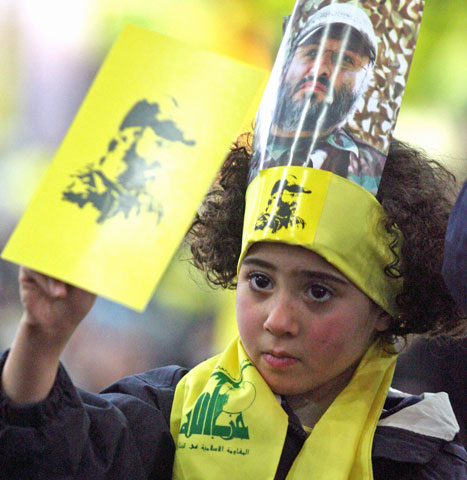 طفلة ترفع صورة الشهيد عماد مغنية في الاحتفال الشعبي الذي أقامه حزب الله، أمس، في مجمع سيد الشهداء في الضاحية الجنوبية، لمناسبة ذكرى استشهاد 3 من قادة المقاومة الإسلامية (هيثم الموسوي)