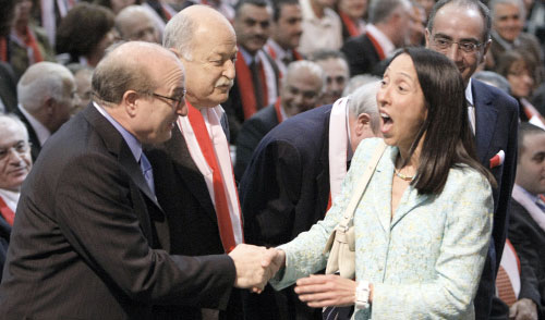 ميشال سيسون تصافح النائب السابق غطاس خوري خلال مؤتمر قوى 14 آذار(رمزي حيدر ـ أ ف ب)