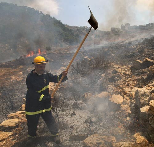 محاولات لإطفاء الحرائق في عيناب (مروان طحطح)