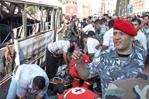 مسرح الجريمة في طرابلس أمس (عمر إبراهيم ــ رويترز)