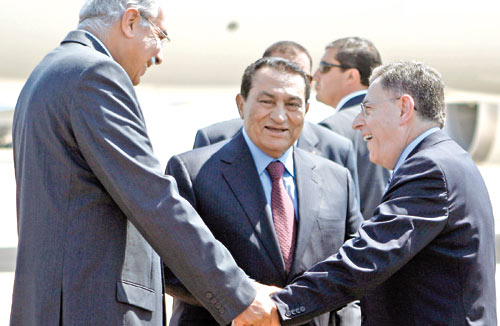 الرئيس المصري حسني مبارك يتوسّط رئيسي الحكومة اللبناني فؤاد السنيورة والمصري أحمد نظيف في الإسكندريّة (أرش