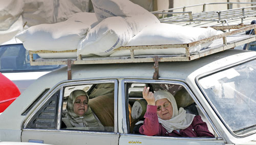 فلسطينيّون ينقلون مساعدات غذائيّة قدّمتها الأونروا لأهالي غزّة أوّل من أمس (سعيد خطيب ـ أ ف ب)