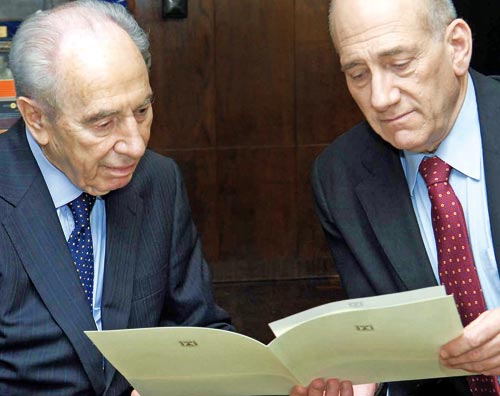 أولمرت يقدّم كتاب استقالته إلى الرئيس الإسرائيلي شيمون بيريز أمس (آفي أوهايون ــ أ ف ب)