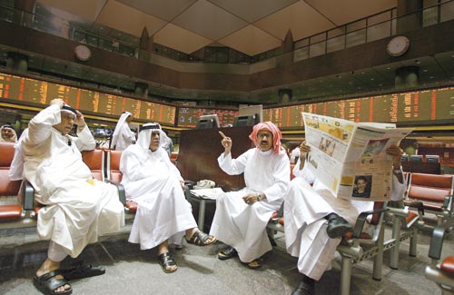 تجّار كويتيّون يتابعون أخبار الأزمة الماليّة في بورصة الكويت (ياسر الزيات ـــ أ ف ب)