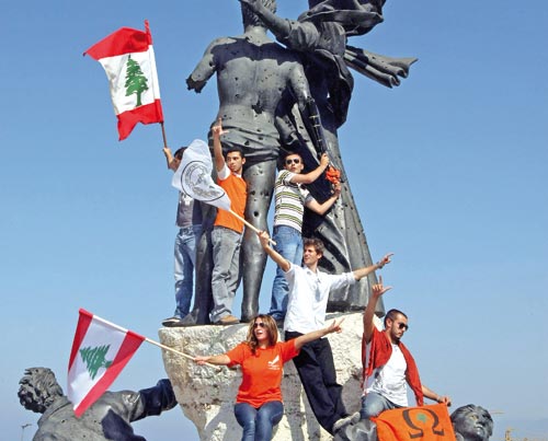 ناشطون من التيار الوطني الحر في ساحة الشهداء في ذكرى 13 تشرين (رمزي حيدر ــ أ ف ب)