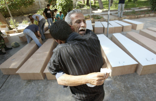 مواطنان من بلدة مروحين يوم دفن الوديعة الأولى في صور في 21 تموز 2006 (أرشيف ــ أف ب ـ حسن عمار)