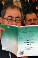 زيباري يمسك كتاباً بالمقلوب خلال اجتماع دمشق أمس (ماجد جابر - رويترز)