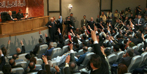 إعلاميون يطلبون الكلام خلال المؤتمر الصحافي لموسى والمعلّم في دمشق أمس (باسم تلّاوي ـ أ ب)