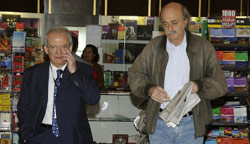 النائب وليد جنبلاط والوزير مروان حمادة بعد ابتياعهما صحيفة في الدوحة (حسن ابراهيم ــ أ ف ب)